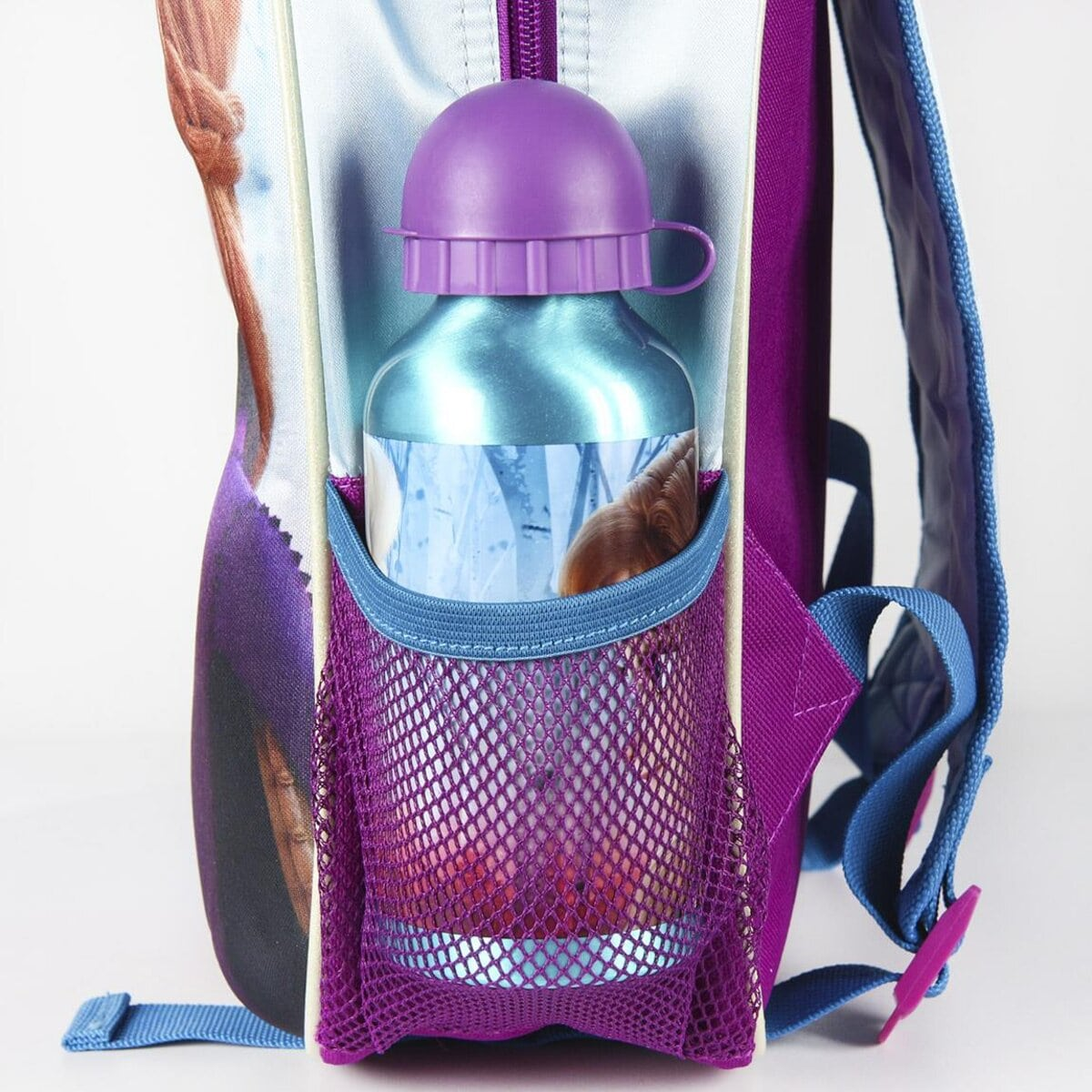 Mochila Frozen con bolsillo para botella de agua, malla morada y botella.