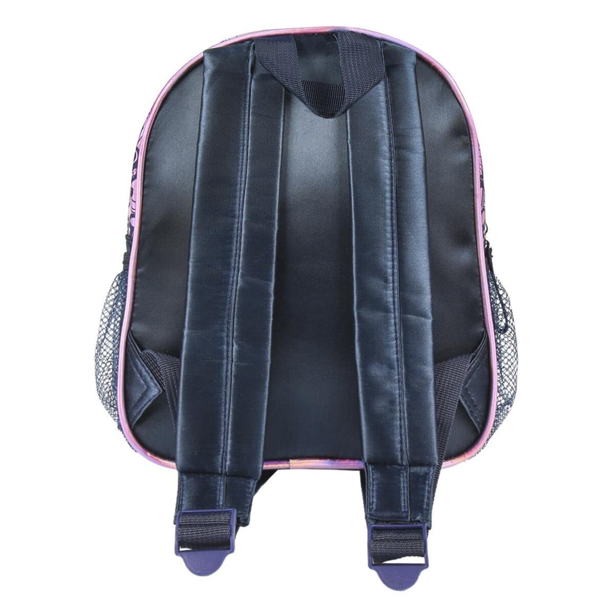 Mochila, cuerpo azul marino con correas negras, ribete rosa, bolsillos laterales de malla y hebillas moradas. Aislada sobre fondo blanco.