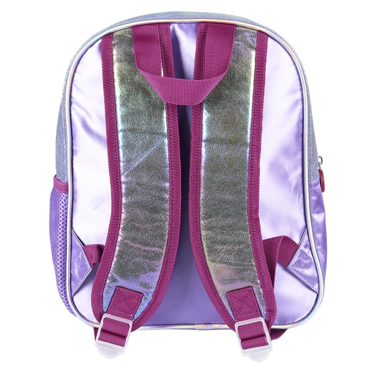 Espalda de una mochila morada con correas y asa. La mochila tiene una textura brillante.