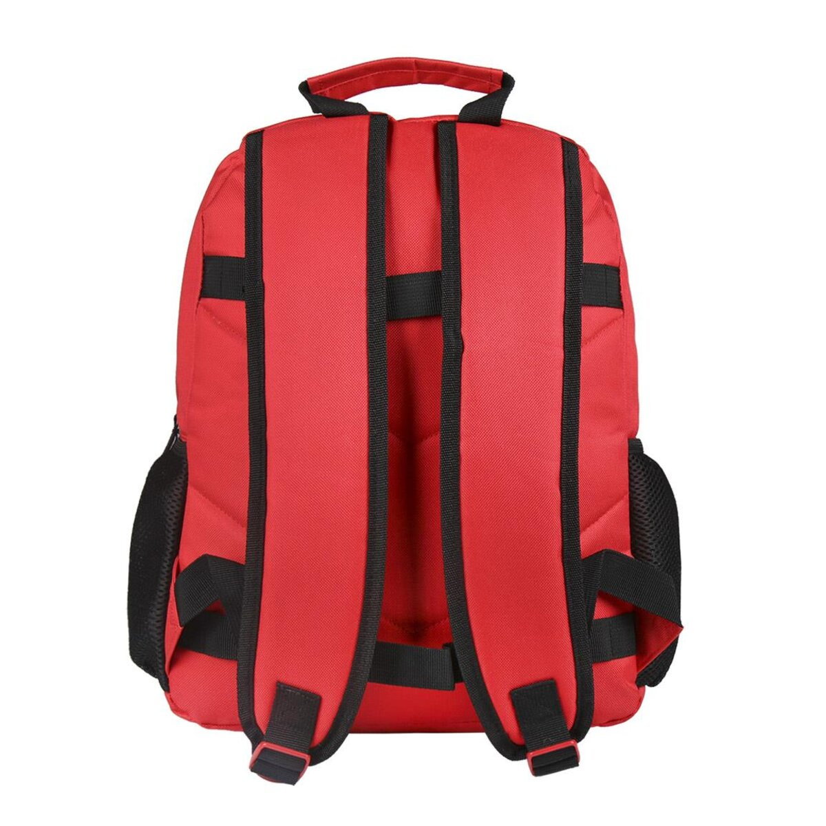 Una mochila roja con correas y detalles negros se muestra desde atrás. Tiene un asa y bolsillos laterales de malla.