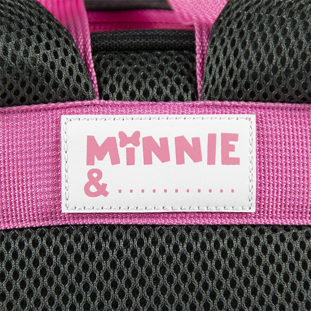 Primer plano de la etiqueta de la correa de la mochila de Minnie Mouse, con las palabras 'Minnie & ...'.