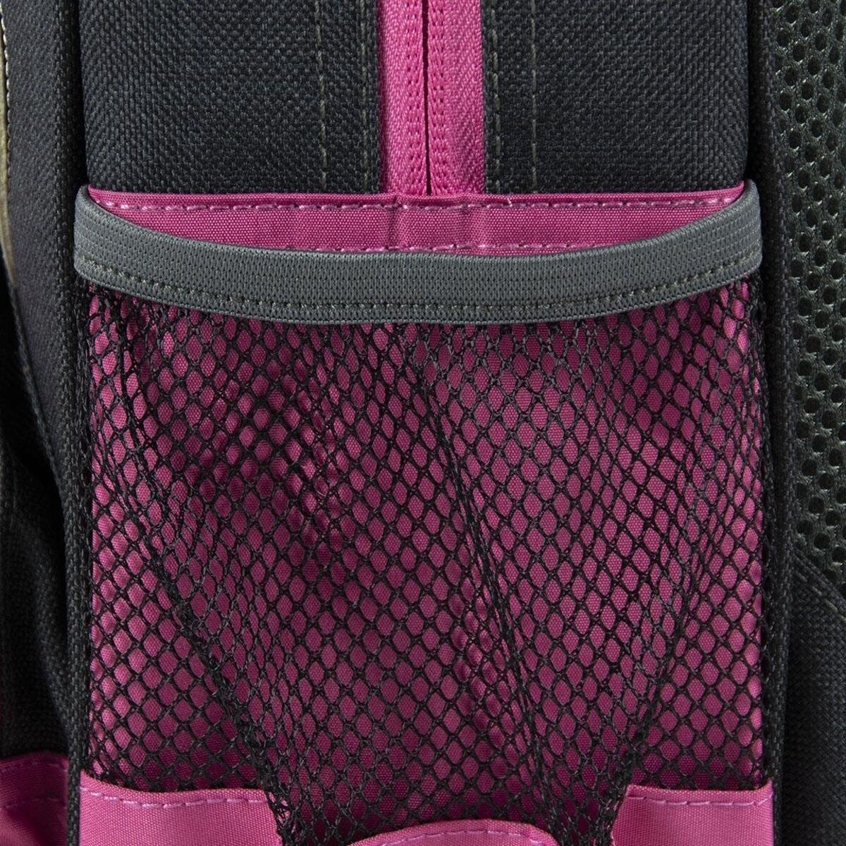 Primer plano de un bolsillo lateral de malla negra en una mochila de Minnie Mouse, ribete rosa.