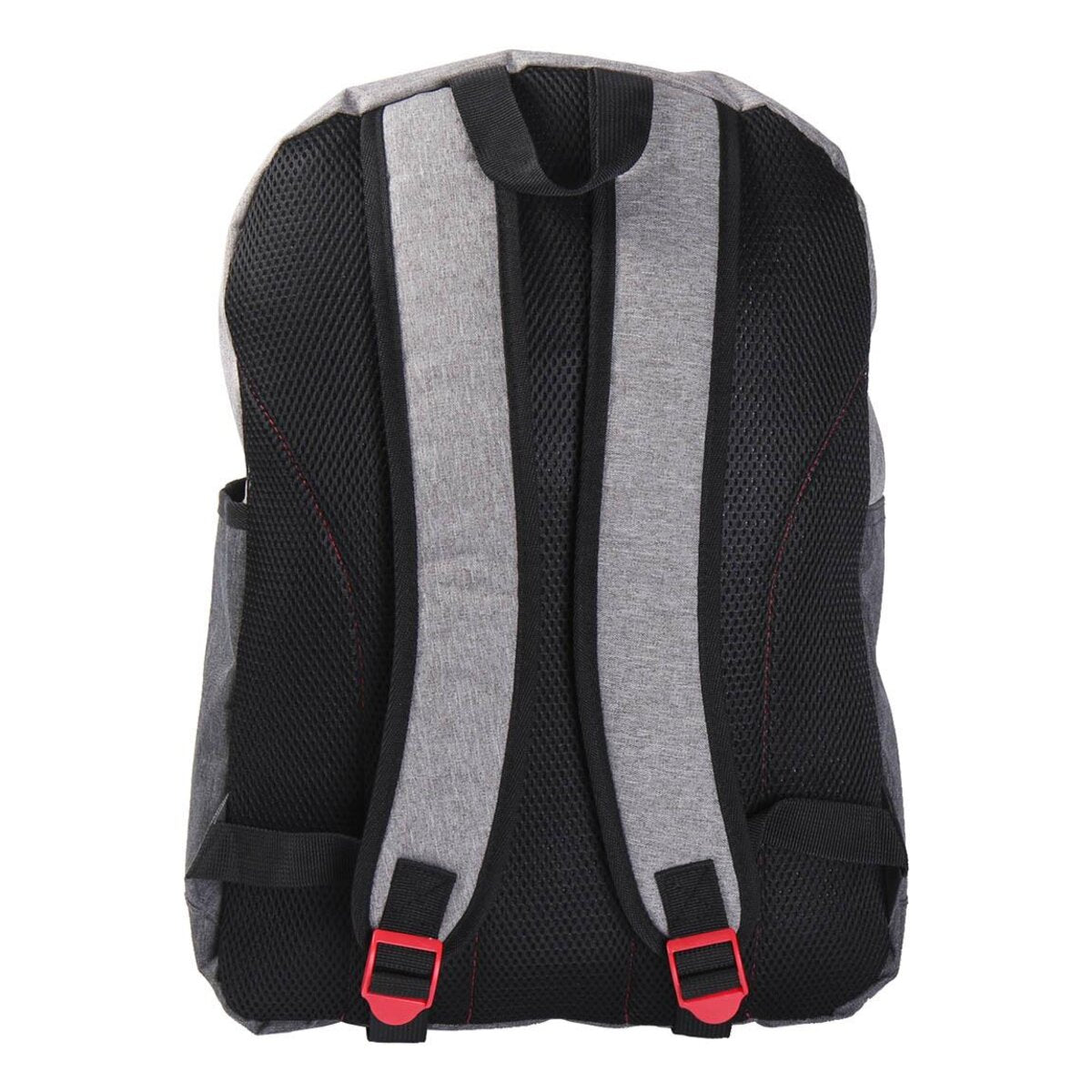 Espalda de una mochila gris con malla negra y detalles rojos. Cuenta con correas y asa.