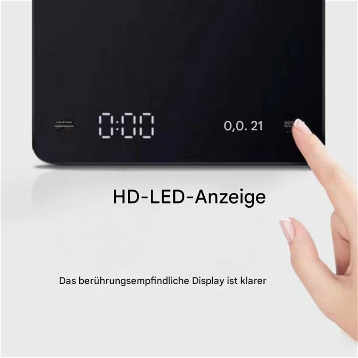Schwarze Waage mit Digitalanzeige, die Zeit und Zahlen anzeigt. Ein Finger berührt.