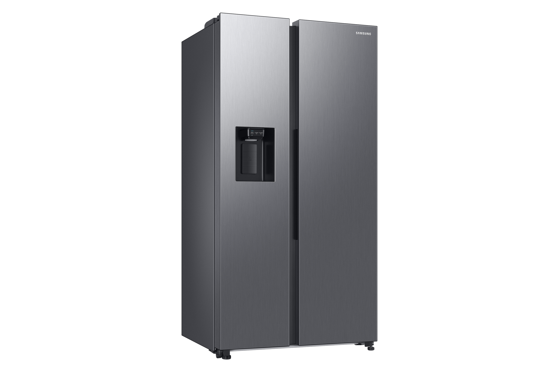 Ein Side-by-Side-Kühlschrank mit silbernem Finish vor schwarzem Hintergrund.