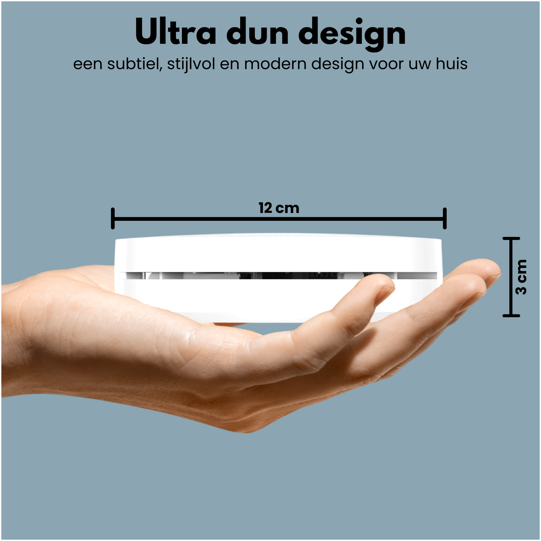 Une main tenant un appareil blanc avec texte et dimensions affichées.