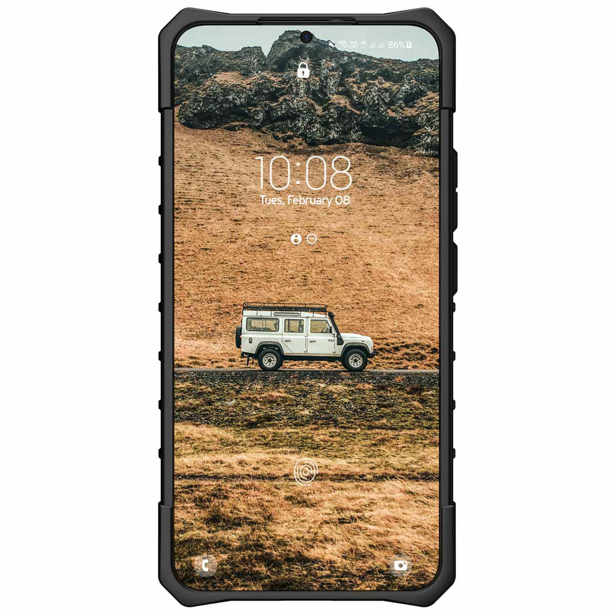 Ein schwarzes Telefon in einer robusten Hülle, das ein Landschaftsbild und die Uhrzeit anzeigt.