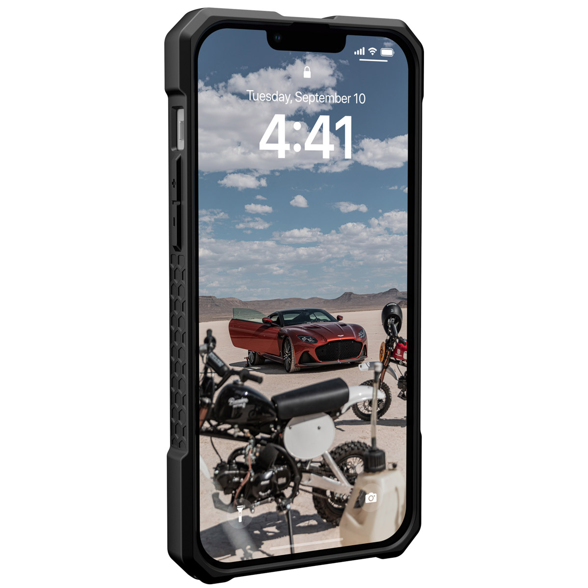 Telefon zeigt eine Autoszene. Eine schwarze Hülle umgibt das Telefon. Ein Motorrad und ein rotes Auto sind ebenfalls sichtbar.