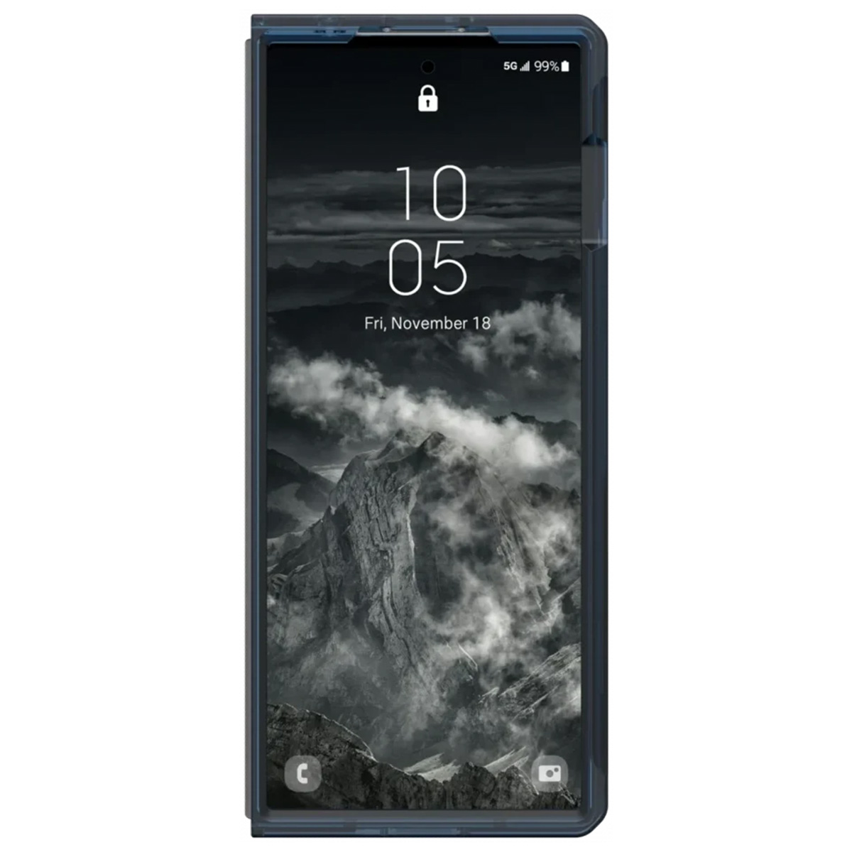 Un telefono in una custodia blu mostra una scena di montagna e la data/ora: ven. 18 novembre, 10:05.
