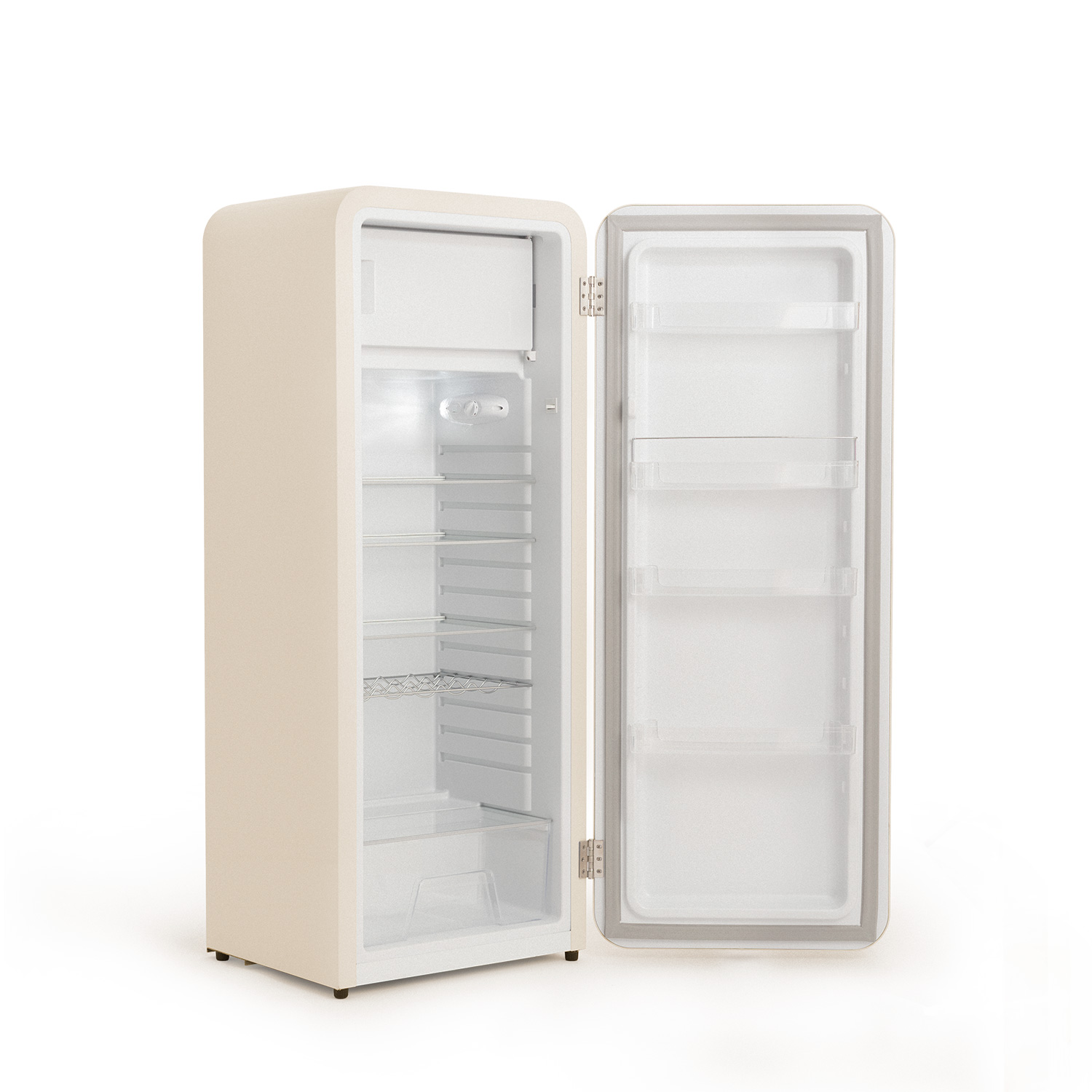 Frigorífico retro beige con la puerta abierta, mostrando estantes e interior. Aislado sobre fondo blanco.