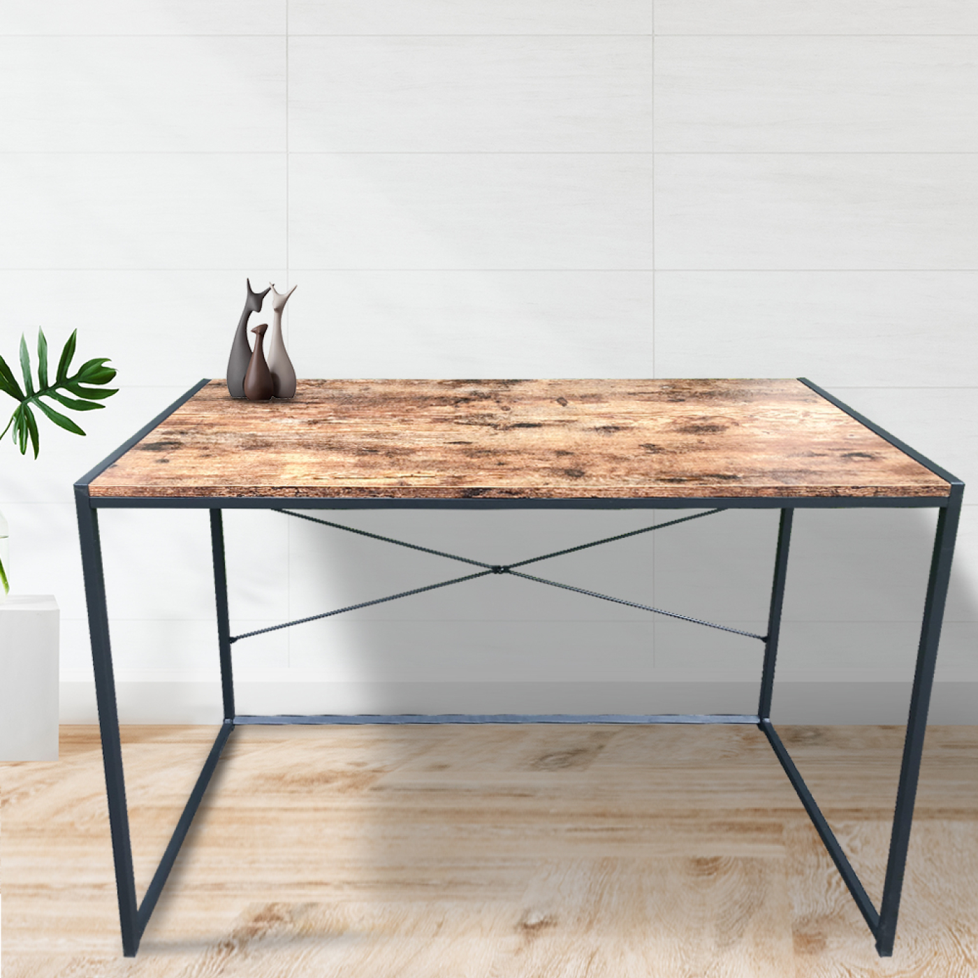 Holztisch mit schwarzen Metallbeinen. Vasen und Pflanze oben. Helles Zimmer.