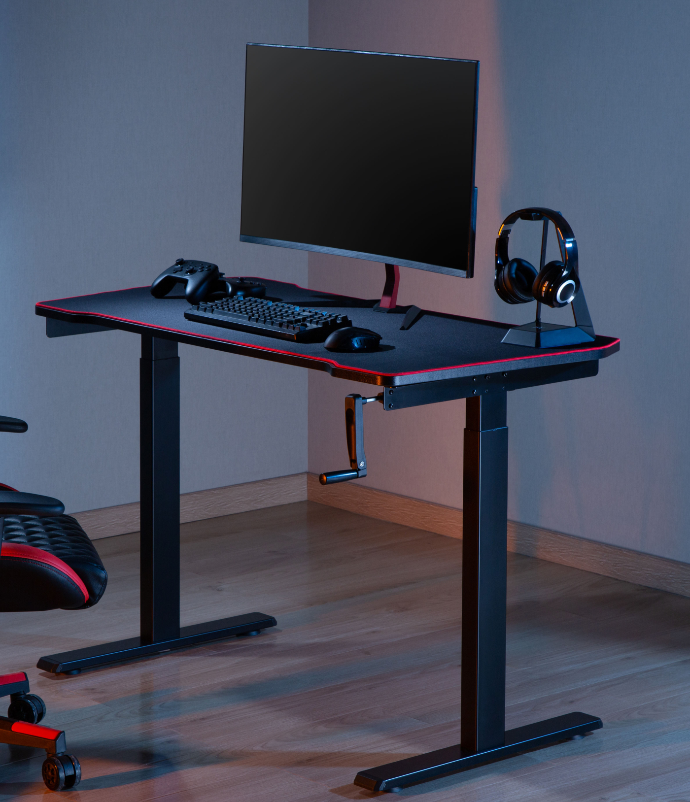 Gaming-Schreibtisch mit Monitor, Tastatur, Maus und Kopfhörern. Schwarz-rotes Farbschema.