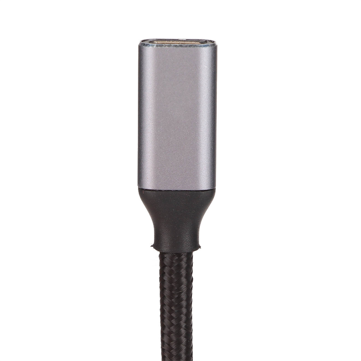 Silber-zu-Schwarz-USB-C-Adapter. Geflochtenes schwarzes Kabel.