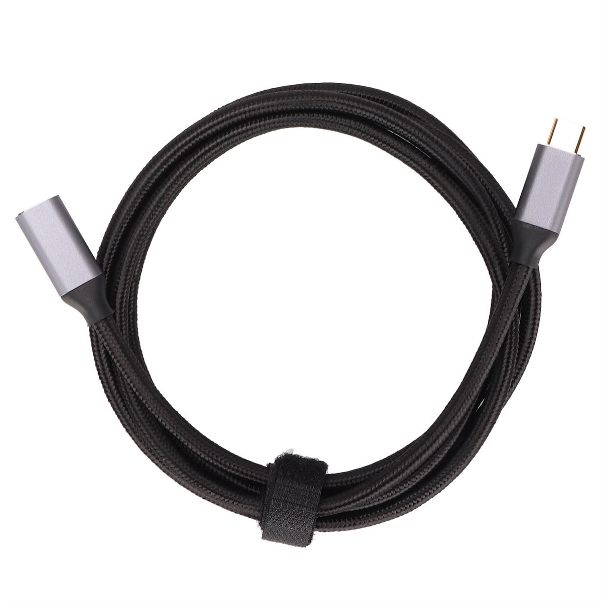 Schwarzes geflochtenes USB-C-Kabel mit silbernen Enden, geschlungen mit einem Klettverschluss.