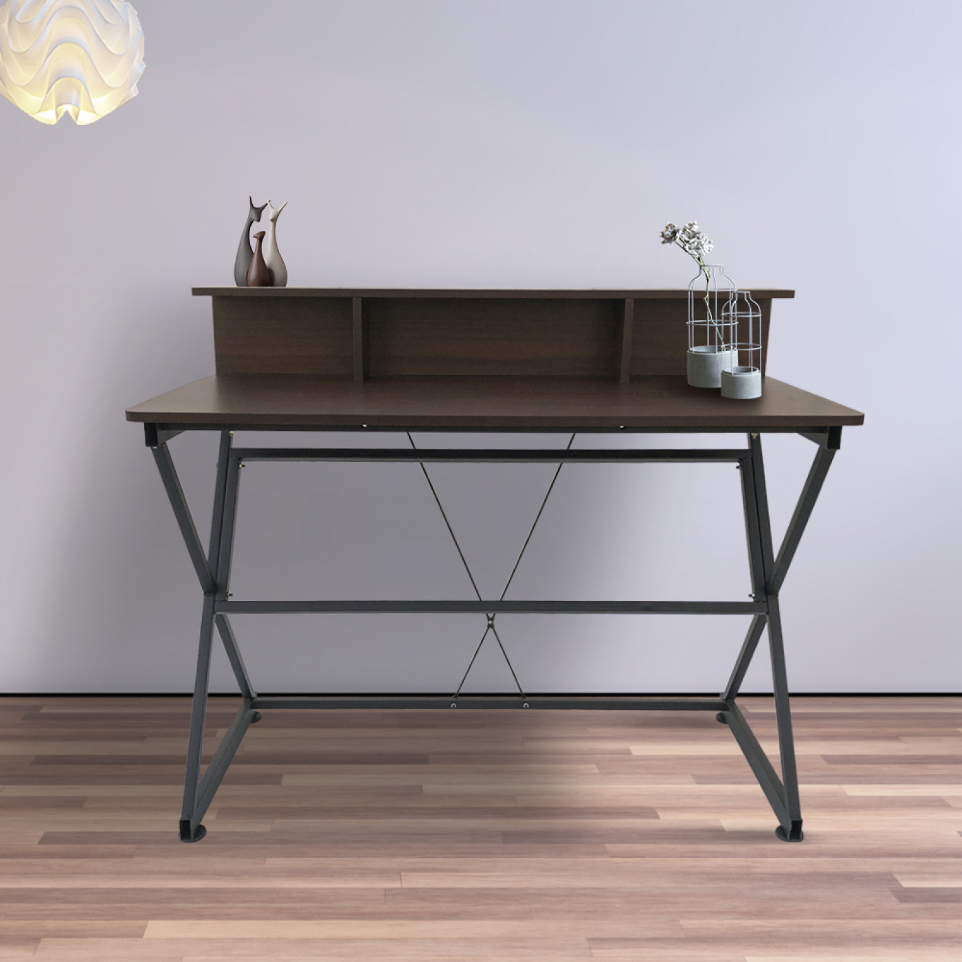 Houten bureau met een bovenste plank. Het bureau heeft metalen poten. Er staan decoratieve items op.