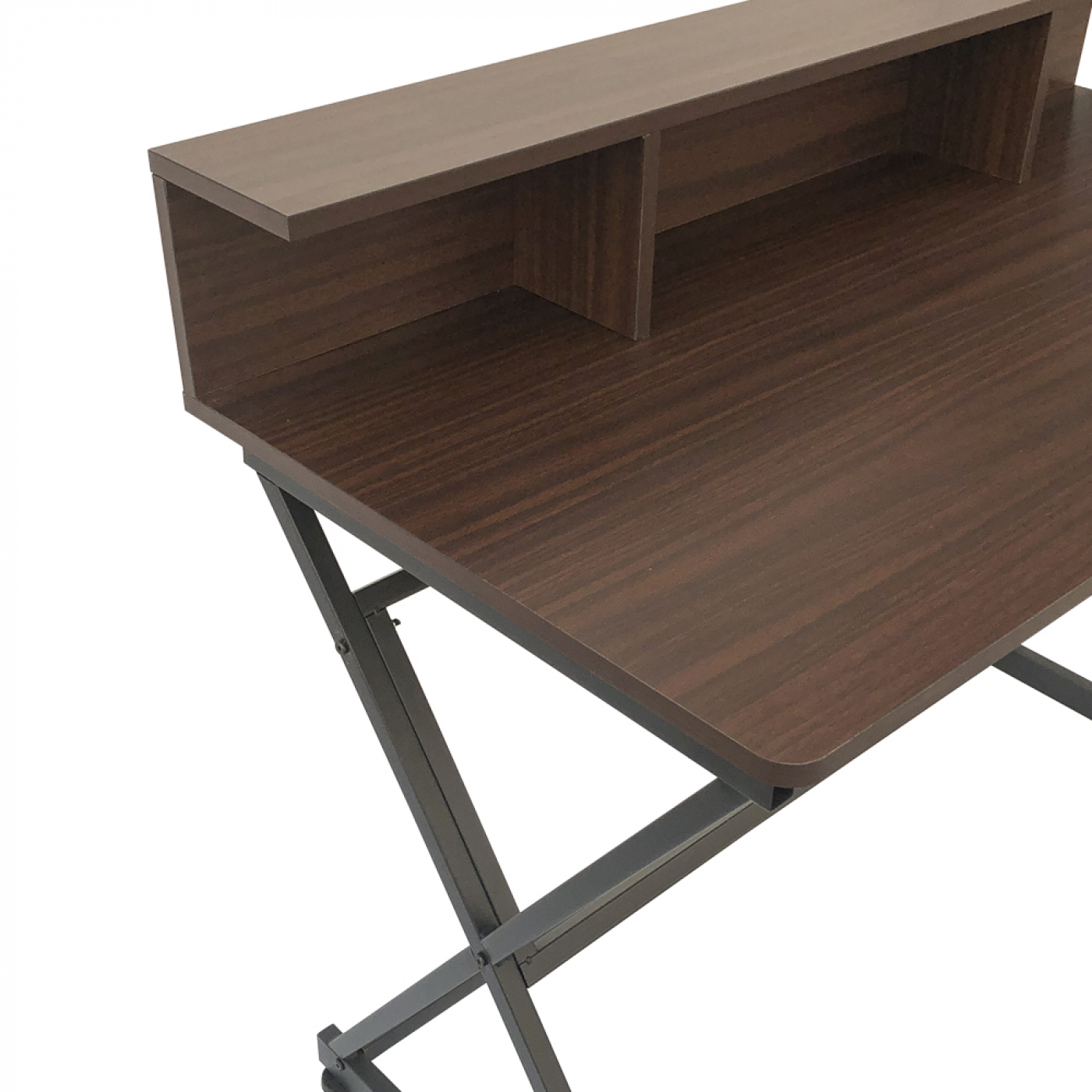 Een houten bureau met een plank. Het heeft een donkere houtnerf afwerking en een metalen frame in een X-vorm.