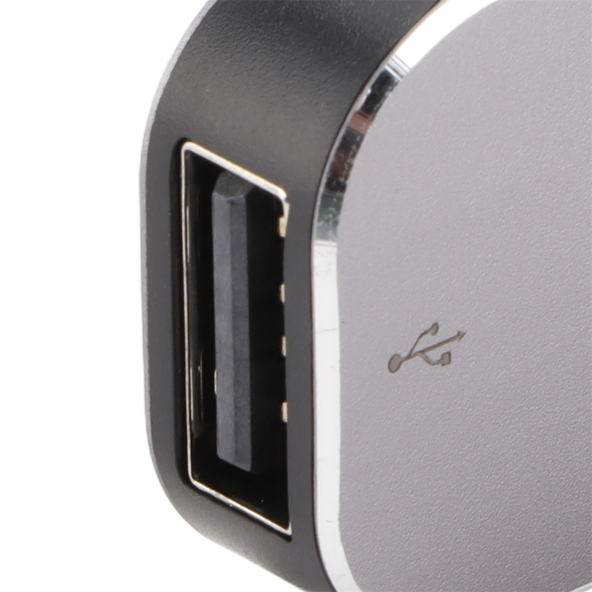 Nahaufnahme eines USB-Anschlusses an einem grauen und schwarzen Hub. Ein USB-Symbol.