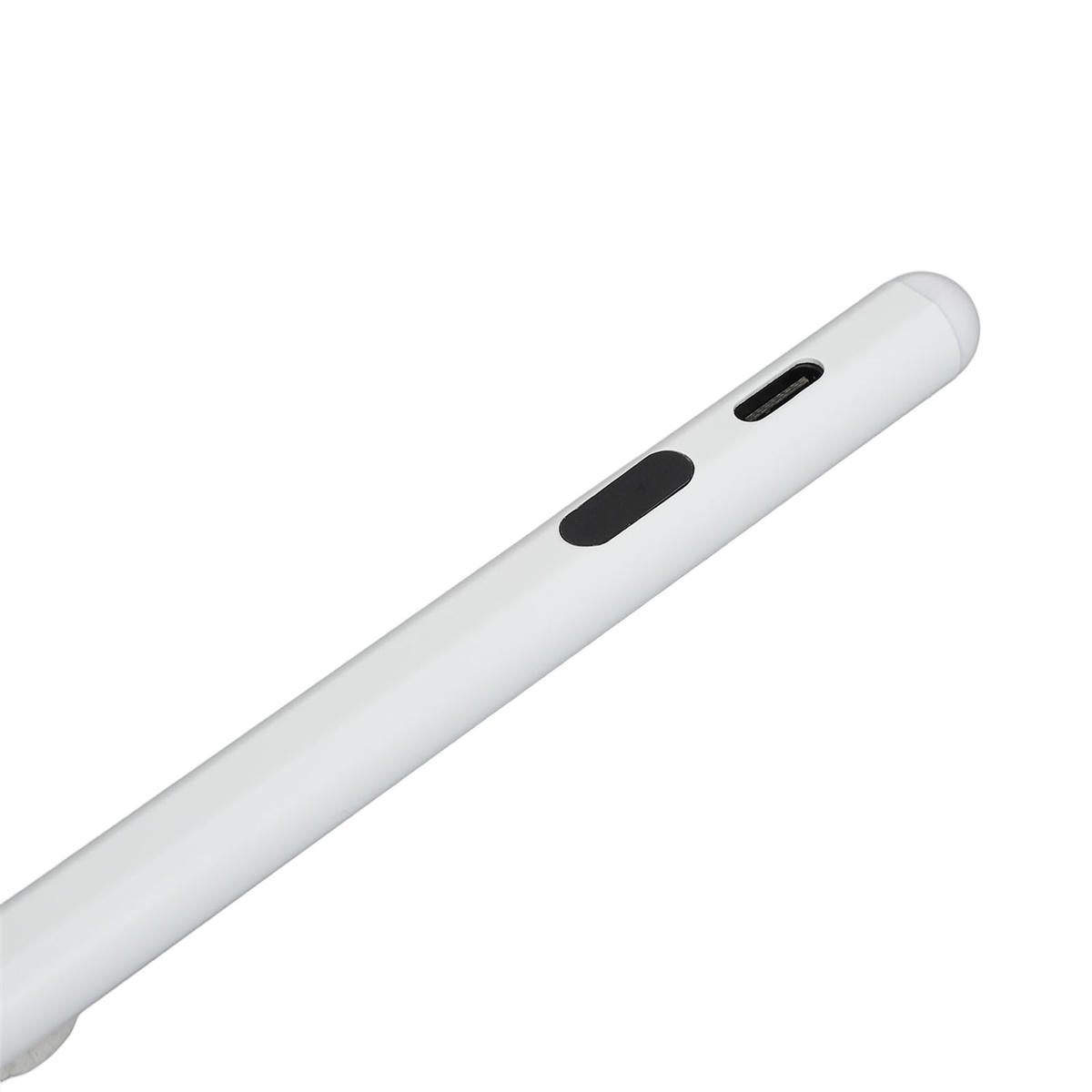 Ein weißer Eingabestift. Er hat eine schwarze Taste und einen Ladeanschluss. Der Stift ist vor weißem Hintergrund.