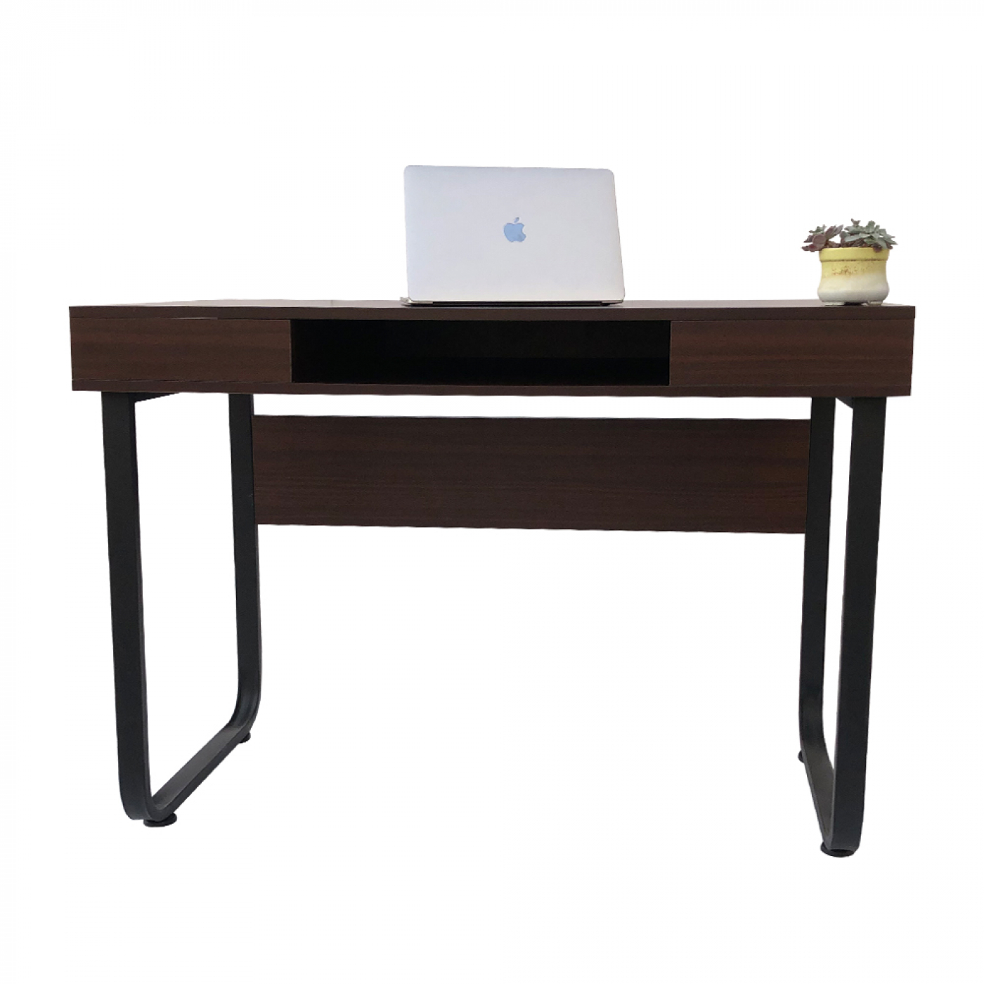 Dunkler Holzschreibtisch mit Laptop und Pflanze, schwarze Beine. Weißer Hintergrund.