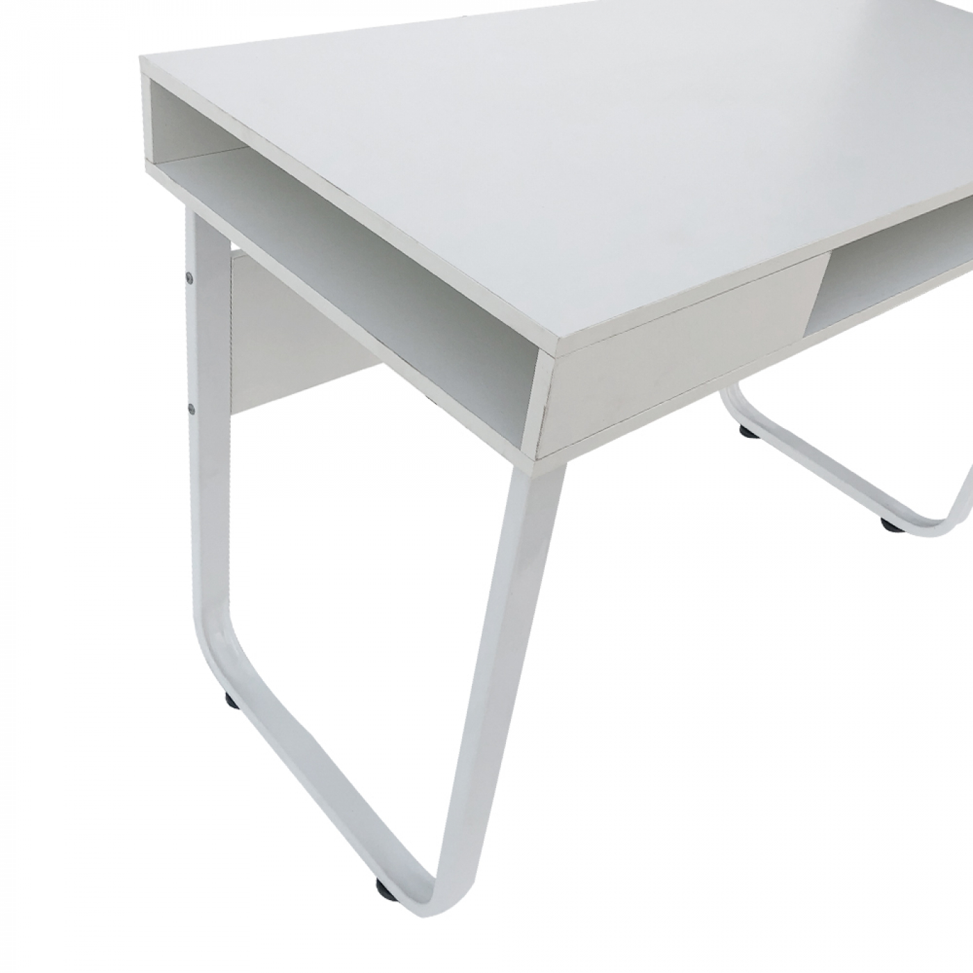 Witte bureau met opbergvak. Metalen poten. Zicht vanuit de rechterbovenhoek.