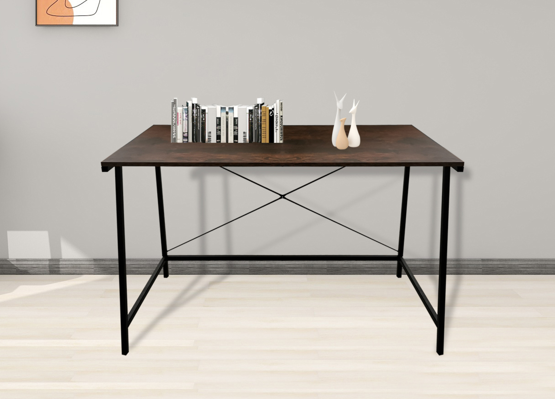 Holzschreibtisch mit schwarzen Metallbeinen. Bücher und dekorative Gegenstände sind auf dem Tisch platziert.