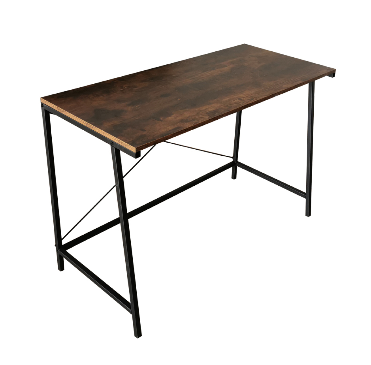 Ein brauner Schreibtisch mit schwarzen Metallbeinen und einem Rahmen. Der Schreibtisch ist leer und der Hintergrund ist weiß.