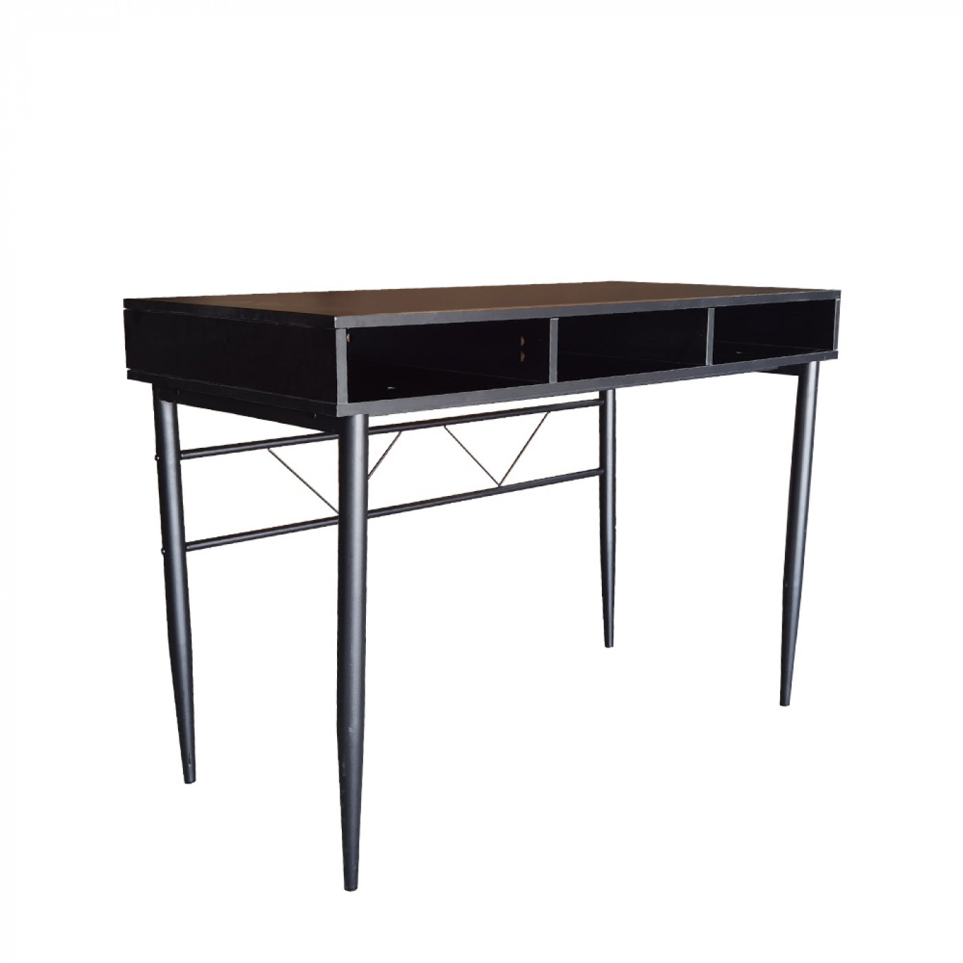 Een zwart bureau met drie open vakken, op een witte achtergrond.