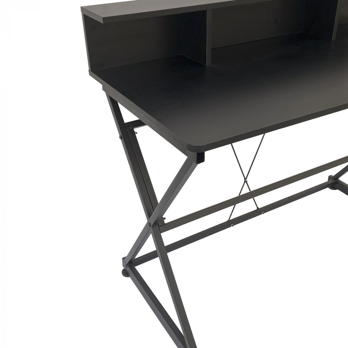 Zwart bureau met een plank, schuine poten en een witte achtergrond. De hoek is van linksboven.
