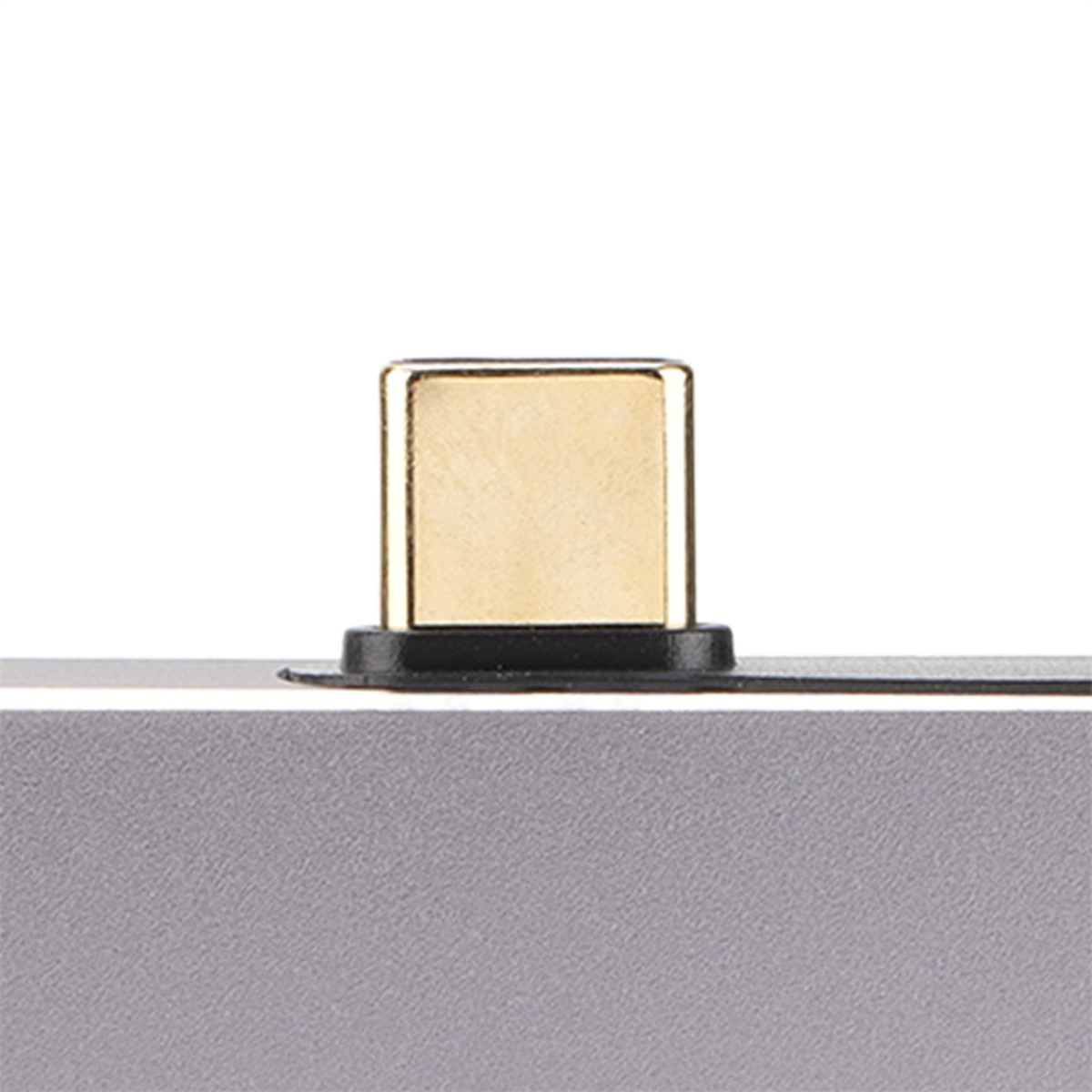 Goldener USB-C-Anschluss auf einer grauen Basis.