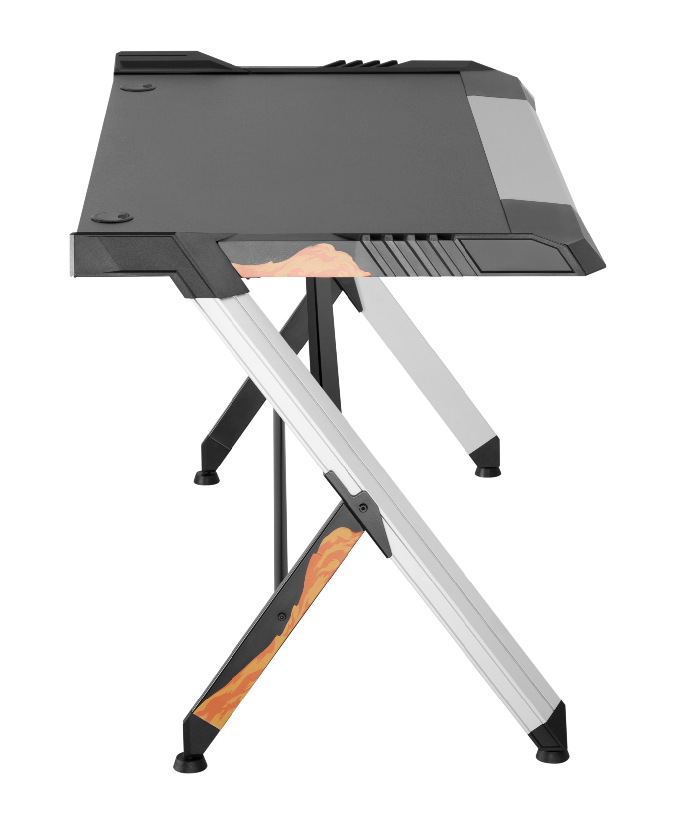 Gaming-Schreibtisch mit schwarzer Oberseite, Metallbeinen mit orangen Flammen, Seitenansicht.