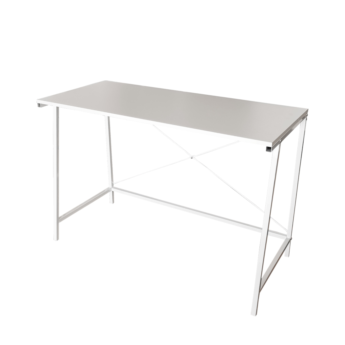Weißer Schreibtisch auf weißem Hintergrund. Der Schreibtisch hat eine rechteckige Platte und Metallbeine.