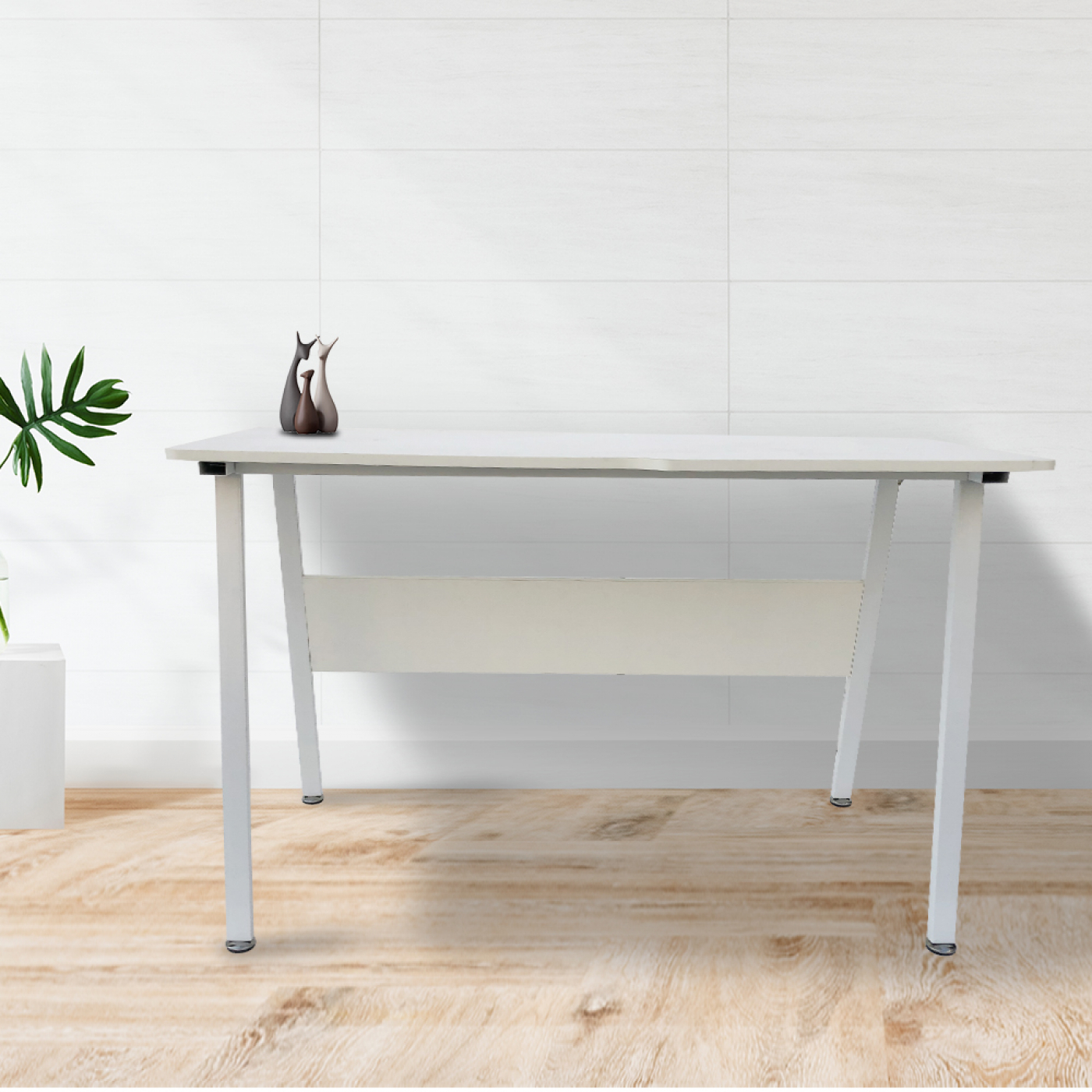 Een wit bureau met witte poten, een standbeeld en een lege ruimte erop.