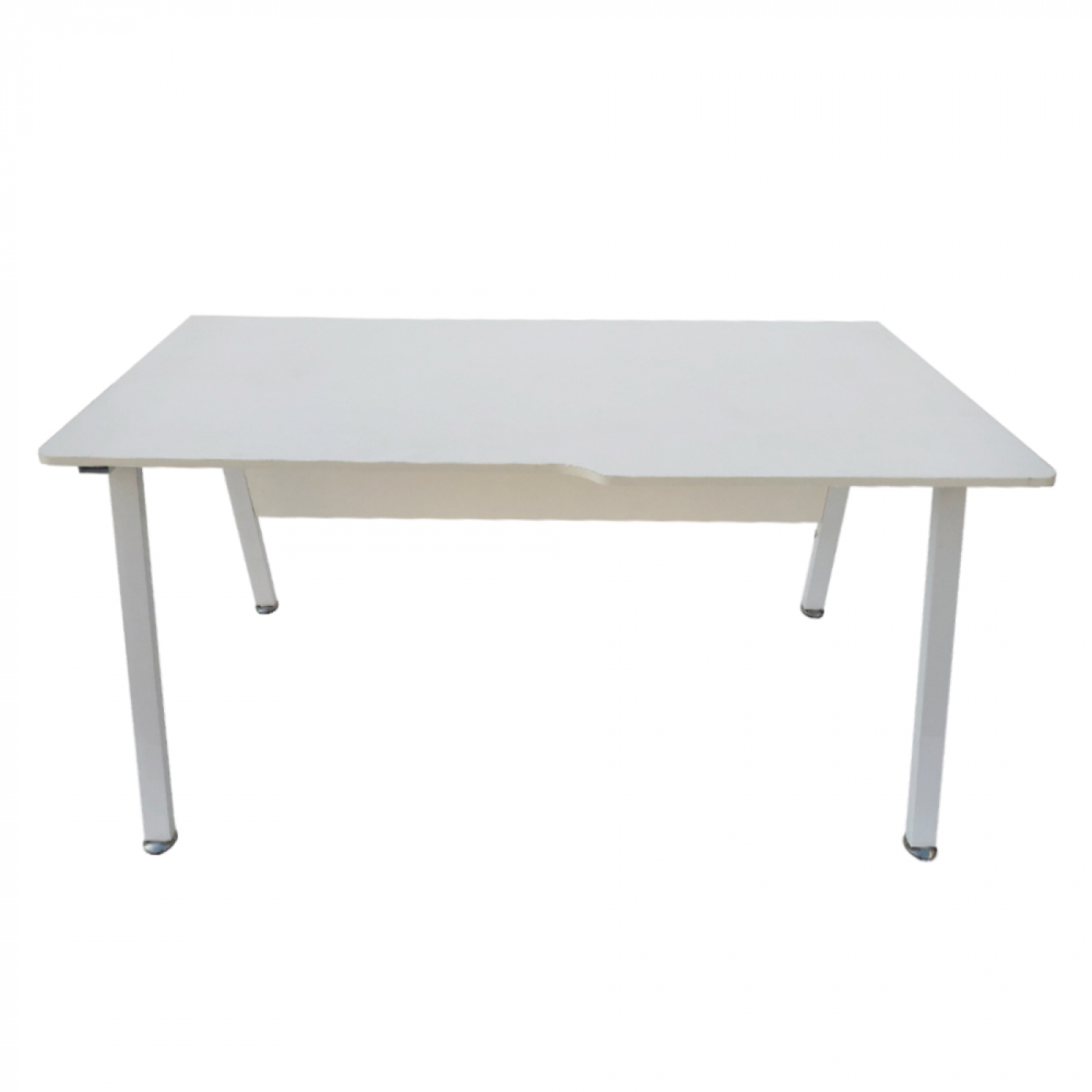 Witte tafel met vier poten. De tafel is rechthoekig.