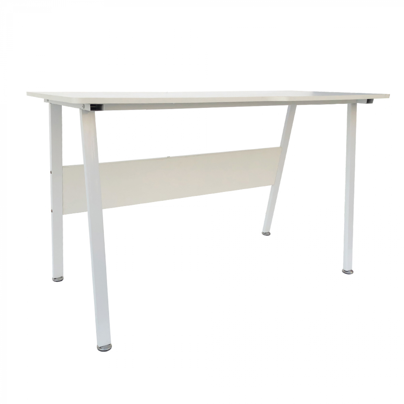 Een wit bureau met witte poten.