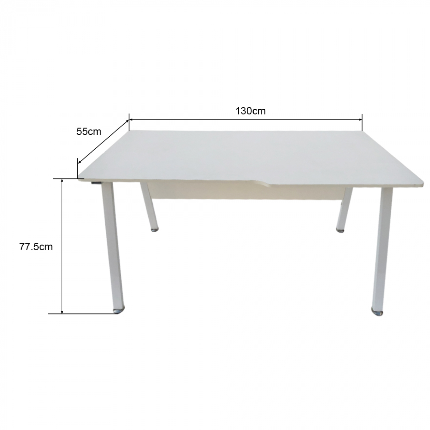 Een witte bureau met vier witte poten. Afmetingen zijn 130cm x 55cm x 77,5cm.