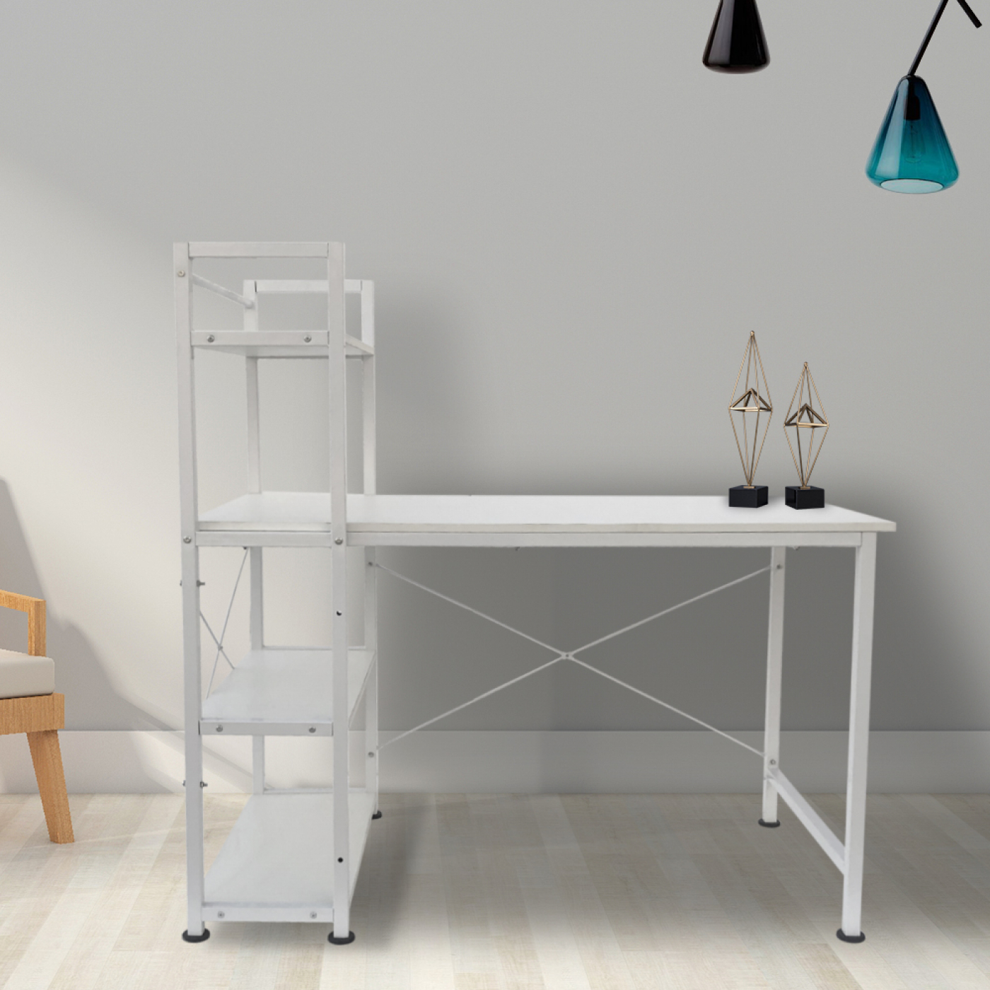Een witte bureau met planken aan de linkerkant, met decoraties en een muur op de achtergrond.