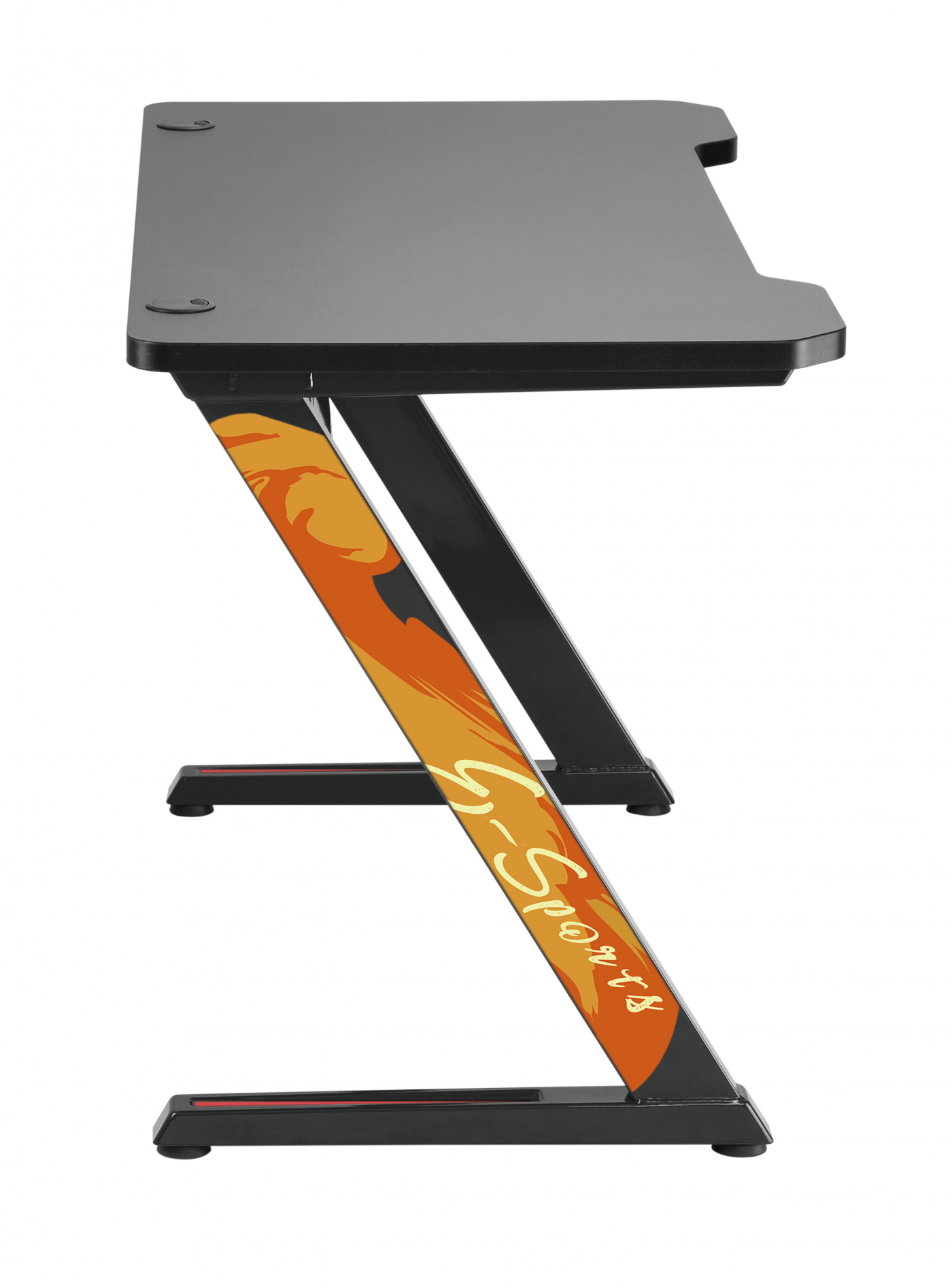 Ein Gaming-Schreibtisch mit schwarzer Tischplatte und einem Flammendesign an den orangefarbenen Beinen. Seitenansicht.