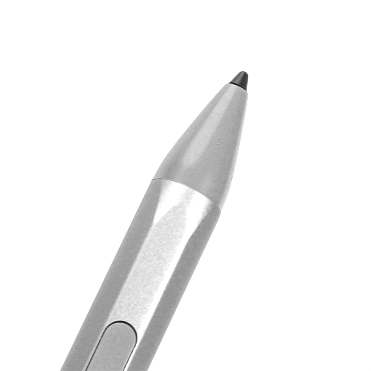 Silberner Eingabestift mit schwarzer Spitze, leicht angewinkelt. Isoliert auf weißem Hintergrund.