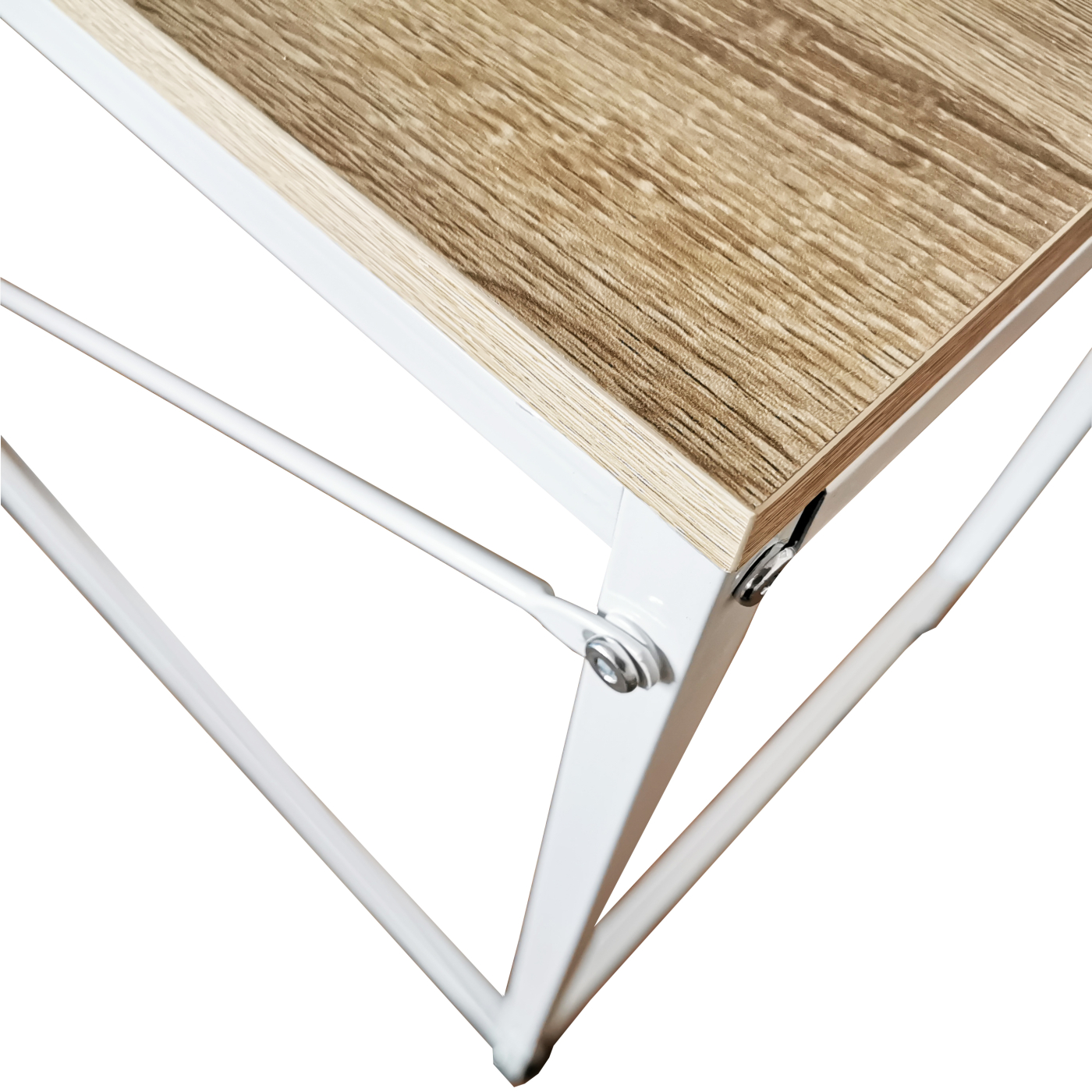 Close-up van een hoek van een tafel. De tafel heeft een houten blad en witte metalen poten.