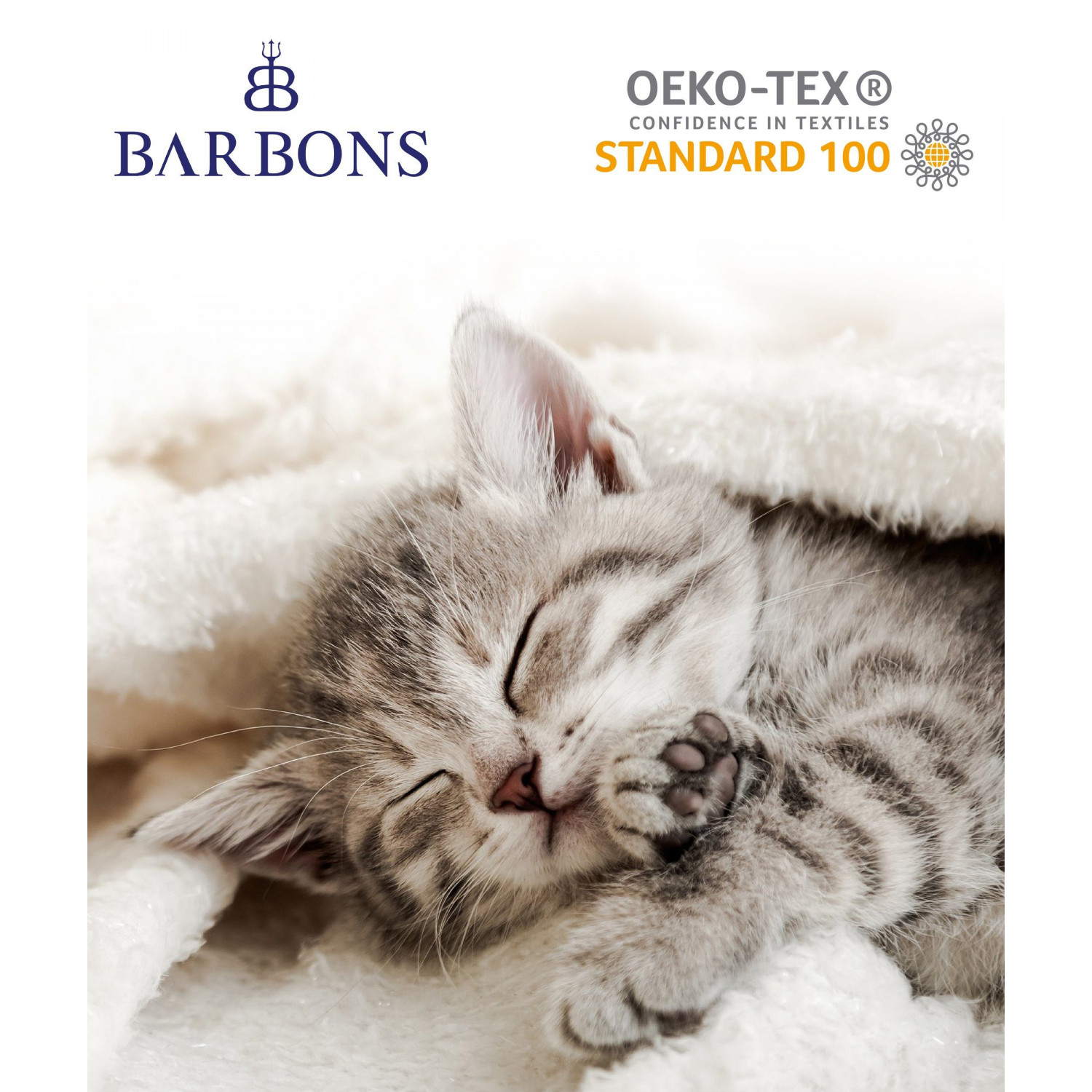 Eine schlafende Tabby-Katze auf einer weichen, weißen Decke, mit Markenlogo oben.