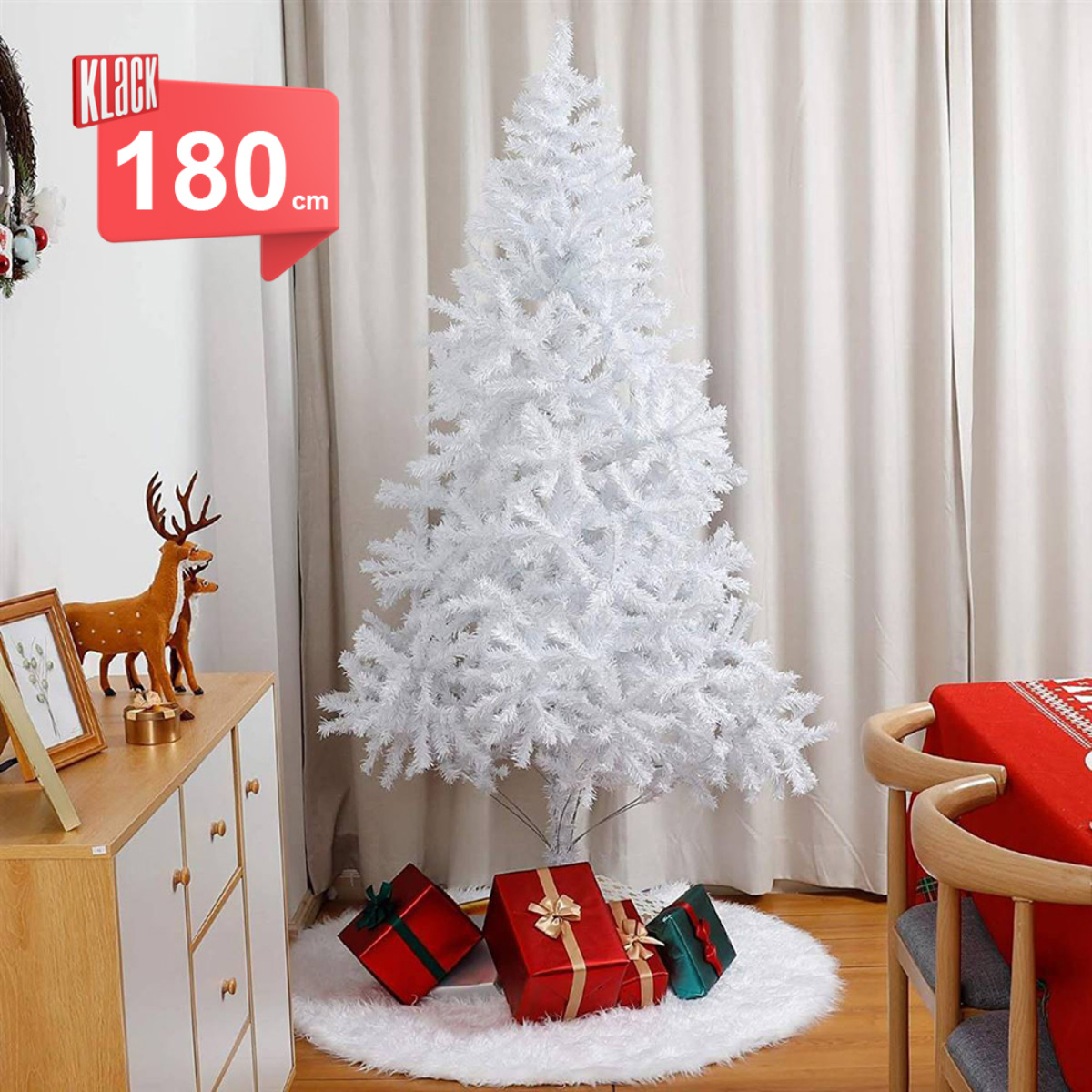 Árbol de Navidad artificial blanco con regalos debajo. La etiqueta roja dice 180 cm.