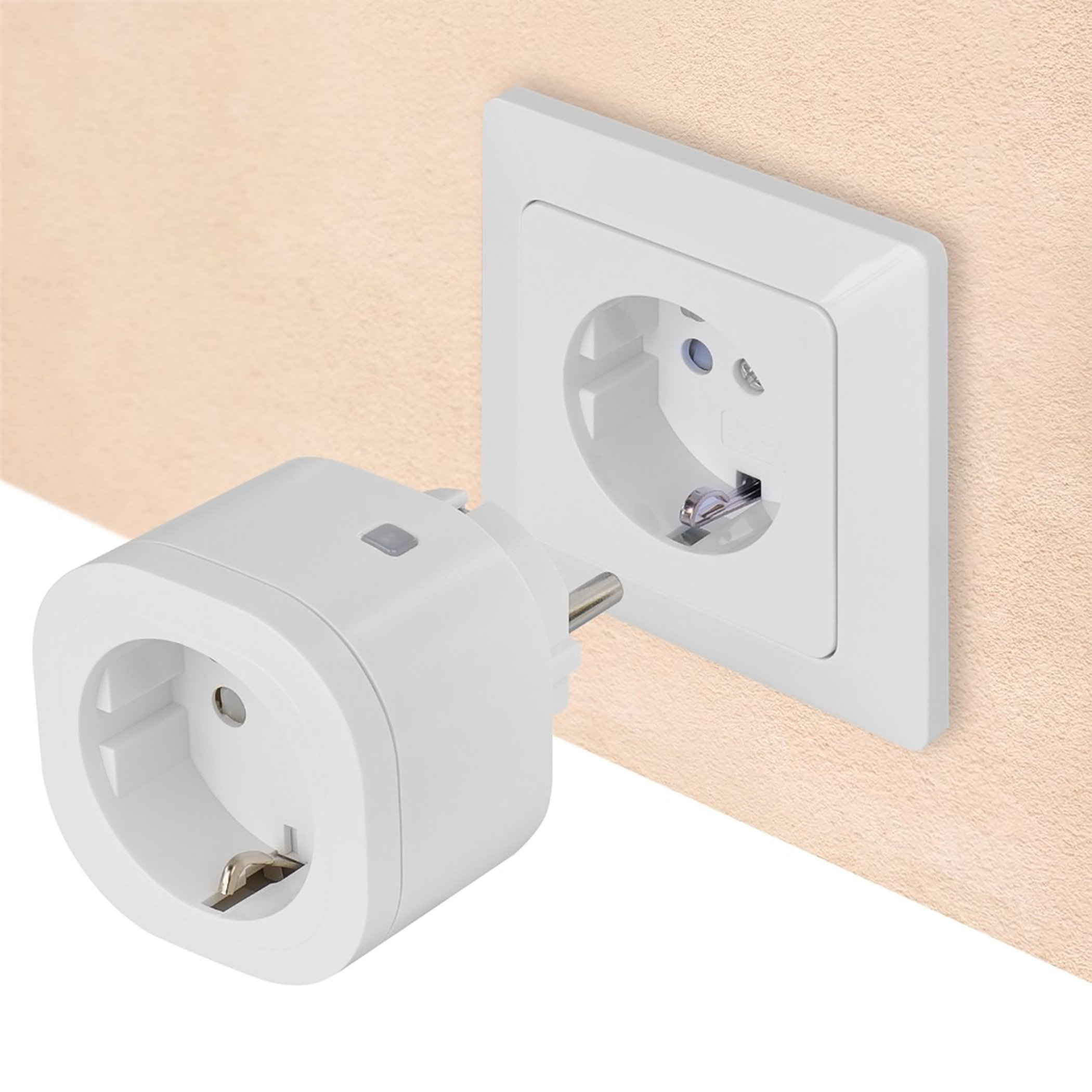 Spina intelligente bianca collegata a una presa a muro. Parete beige. Sfondo bianco.