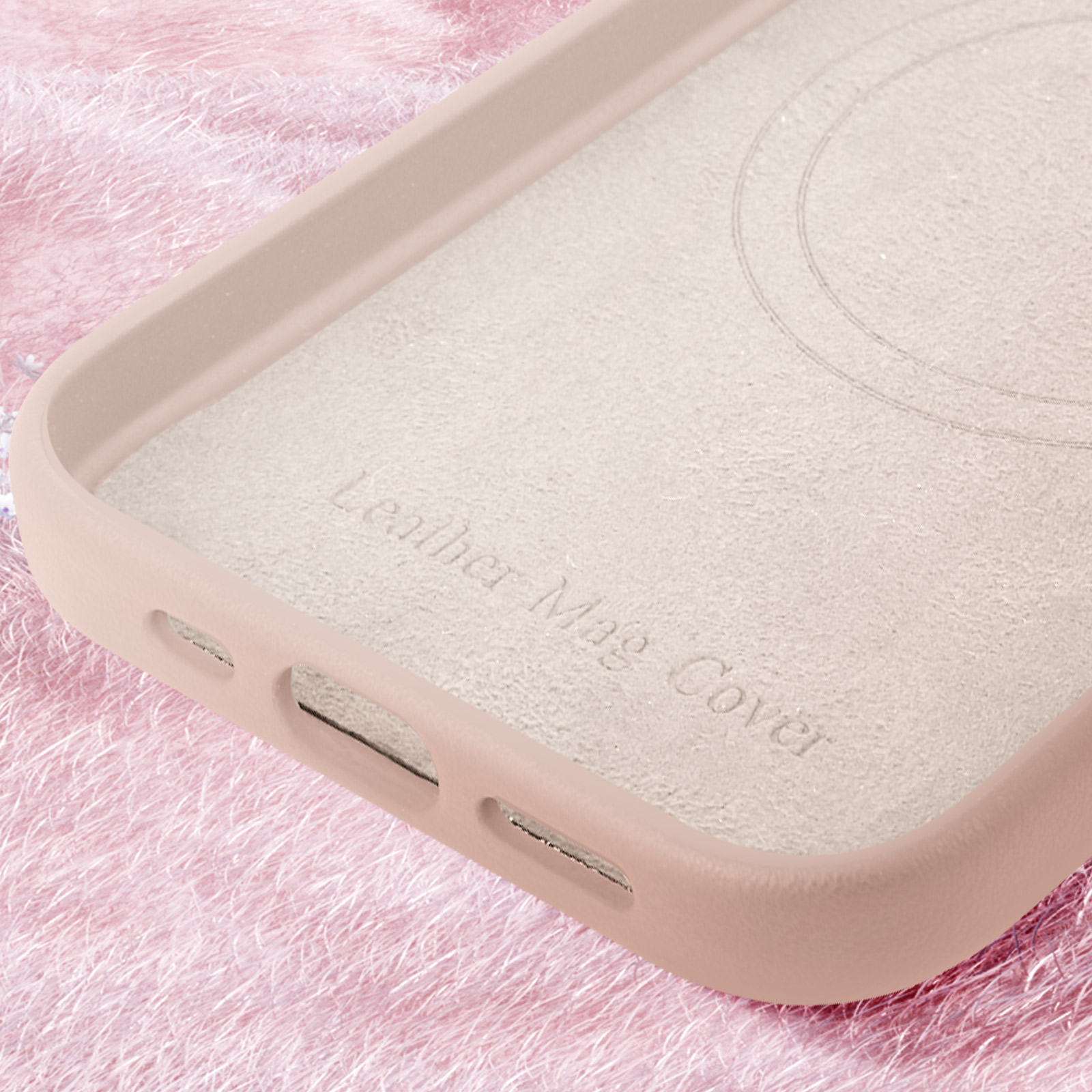 Primo piano dell'interno di una custodia rosa per telefono. La custodia è realizzata in un materiale morbido.