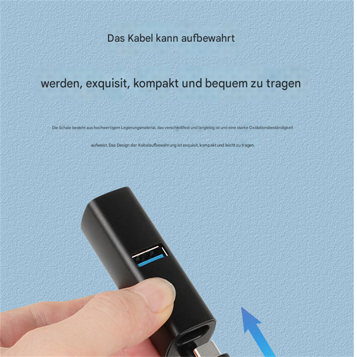 USB-Adapter mit USB-C-Anschluss und Text auf Deutsch. Eine Hand hält den Adapter, blauer Hintergrund.