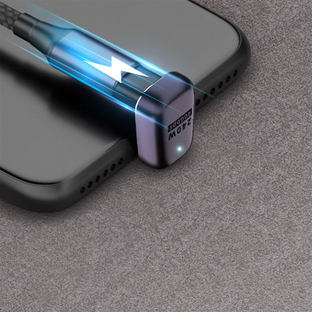 Schwarzes Telefon, das mit einem Ladekabel verbunden ist. Blitzsymbol auf dem Kabel.