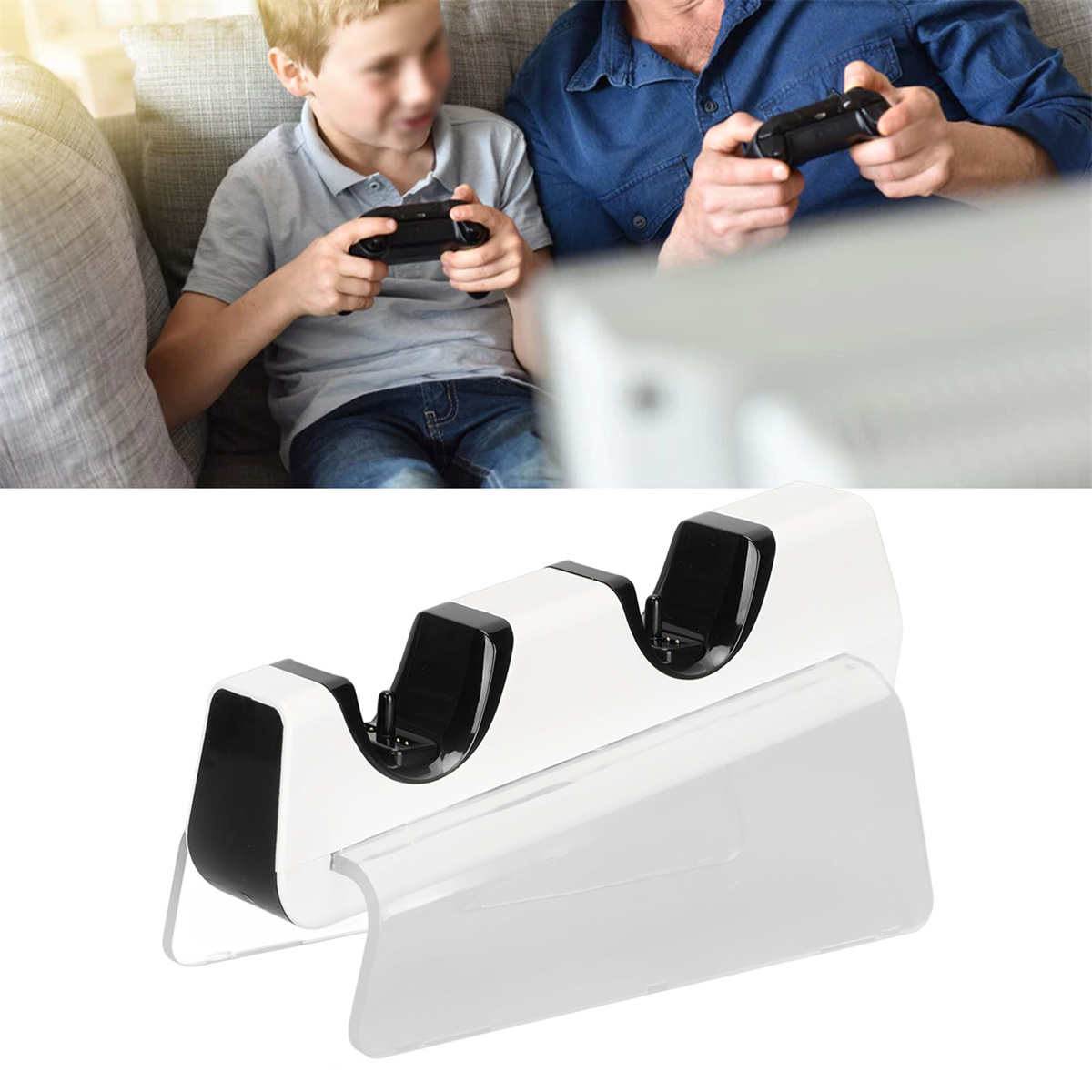 Junge und Mann spielen Videospiele. Weiße Ladestation mit zwei Schlitzen, transparente Kunststoffabdeckung.