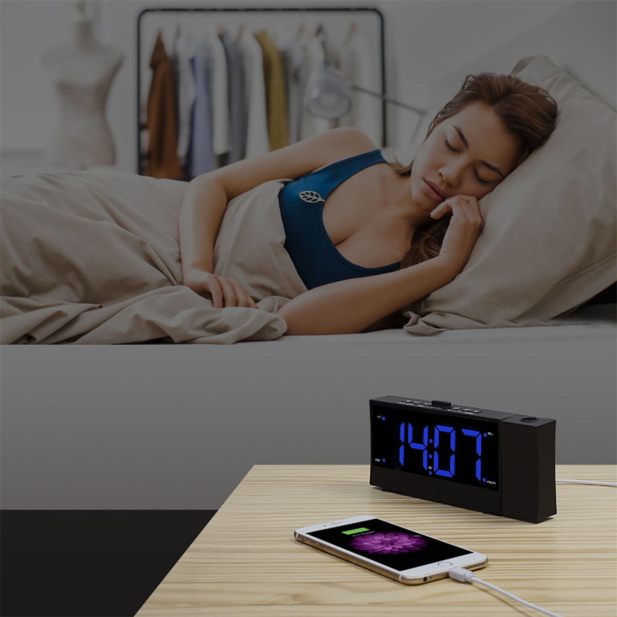 Frau schläft im Bett mit einem schwarzen Wecker auf dem Nachttisch und einem ladenden Telefon.