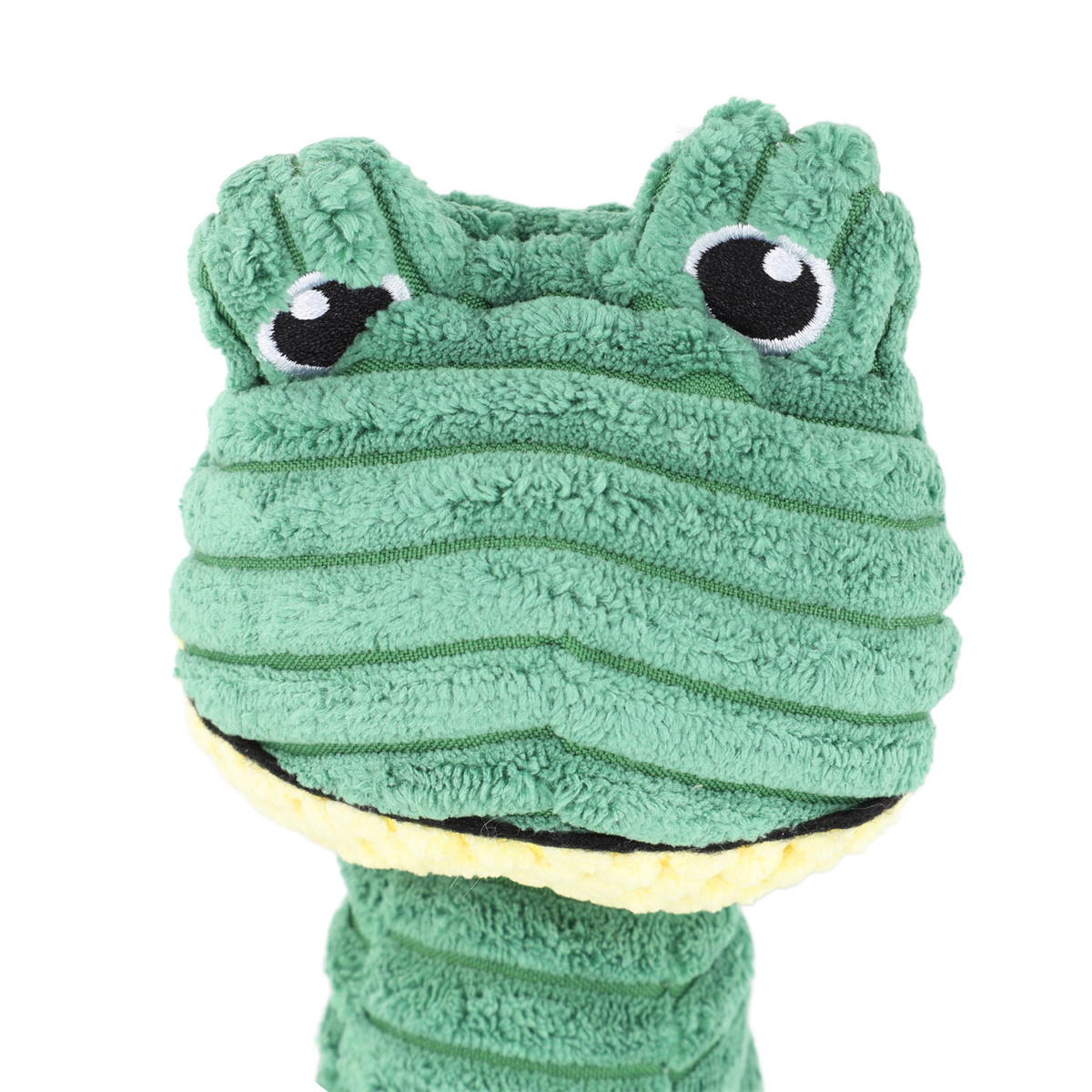 Grünes froschförmiges Plüschtier mit schwarzen Augen und gelben Akzenten auf weißem Hintergrund.