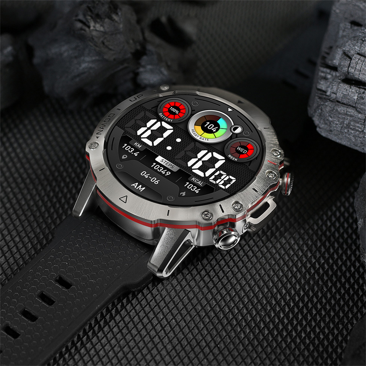 Smartwatch mit schwarzem Armband, silbernem Gehäuse. Zeigt Daten an. Schwarzer Hintergrund.