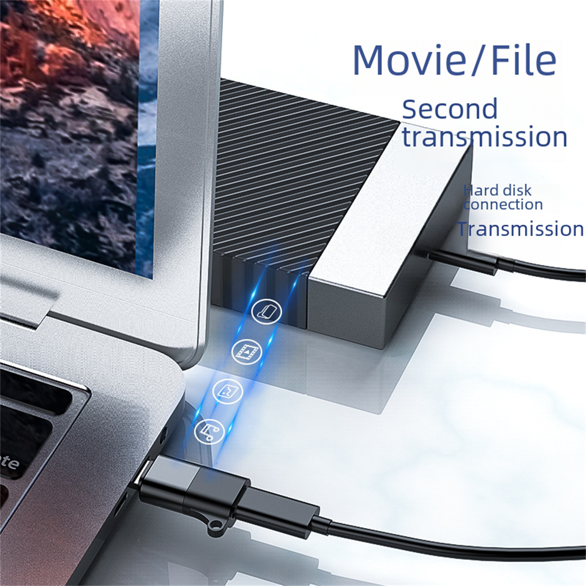 Laptop mit silbernem Festplattengehäuse verbunden. Text: Film-/Dateiübertragung.